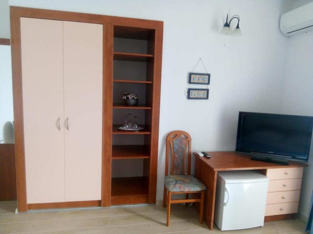 Apartments And Rooms Niksa Podgora Bagian luar foto