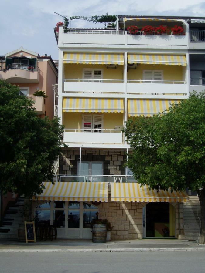 Apartments And Rooms Niksa Podgora Bagian luar foto
