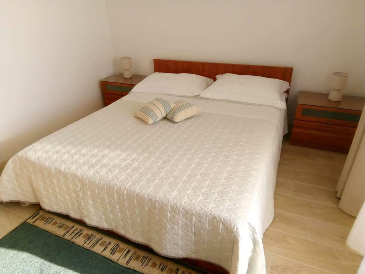Apartments And Rooms Niksa Podgora Bagian luar foto