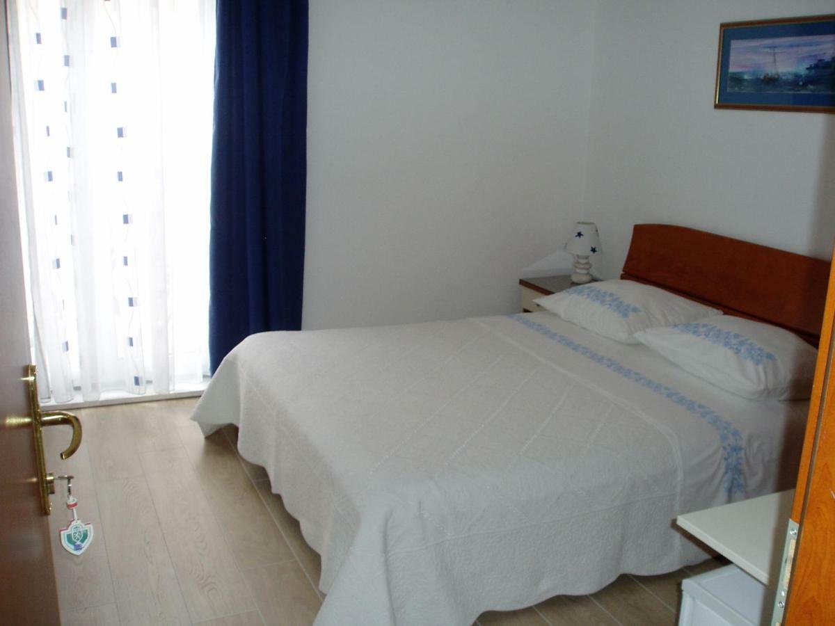 Apartments And Rooms Niksa Podgora Bagian luar foto