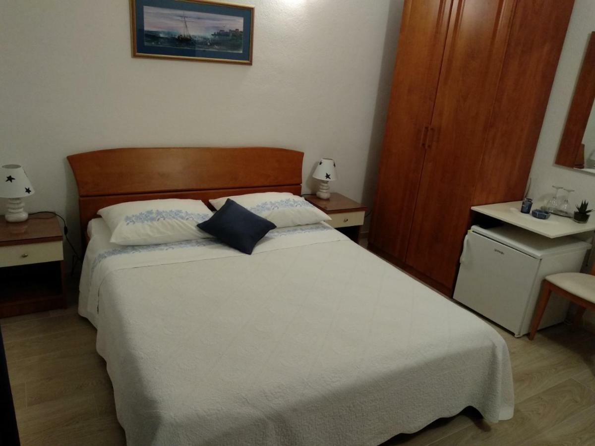 Apartments And Rooms Niksa Podgora Bagian luar foto