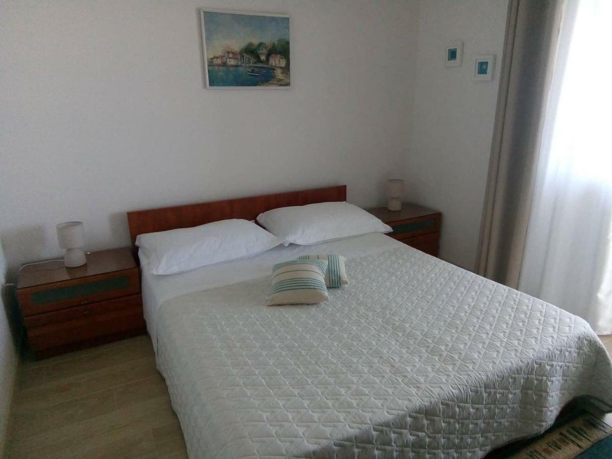 Apartments And Rooms Niksa Podgora Bagian luar foto