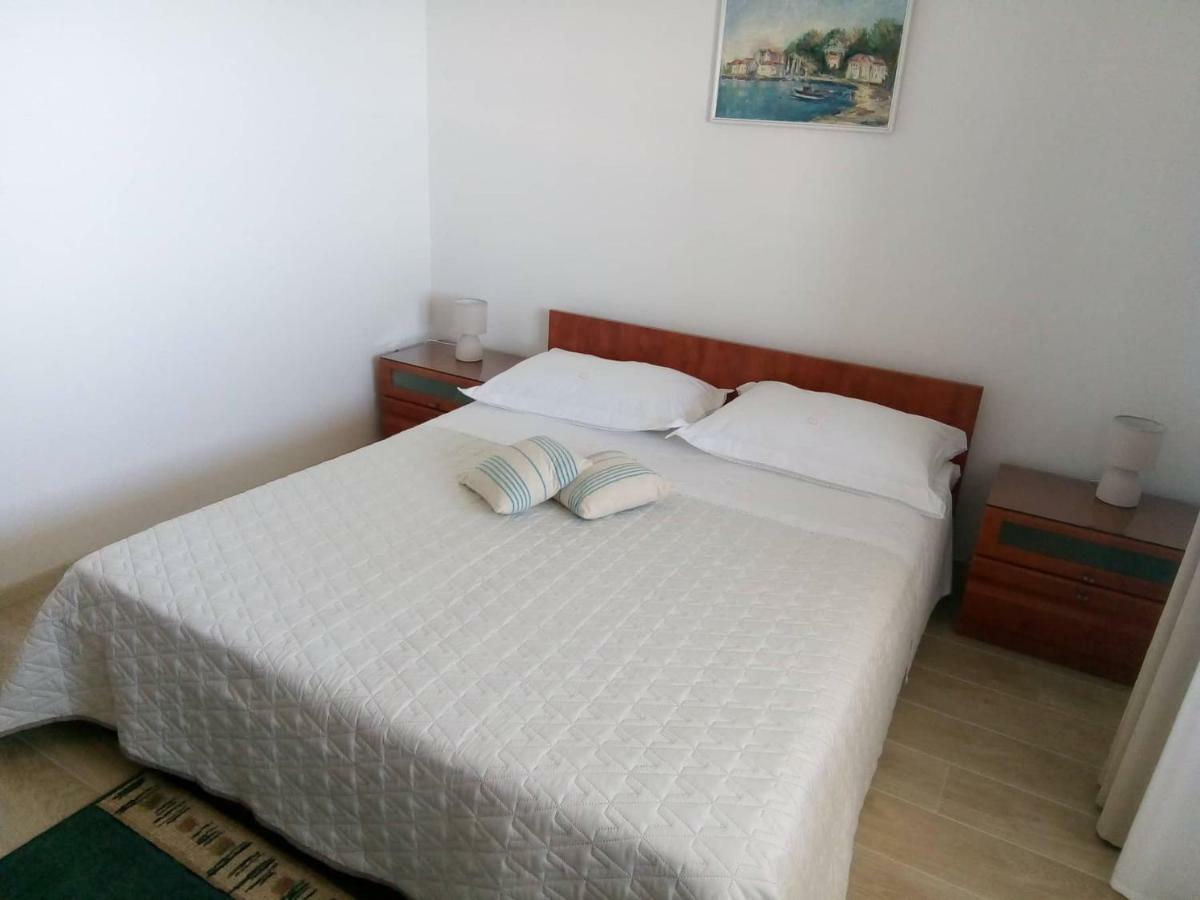 Apartments And Rooms Niksa Podgora Bagian luar foto