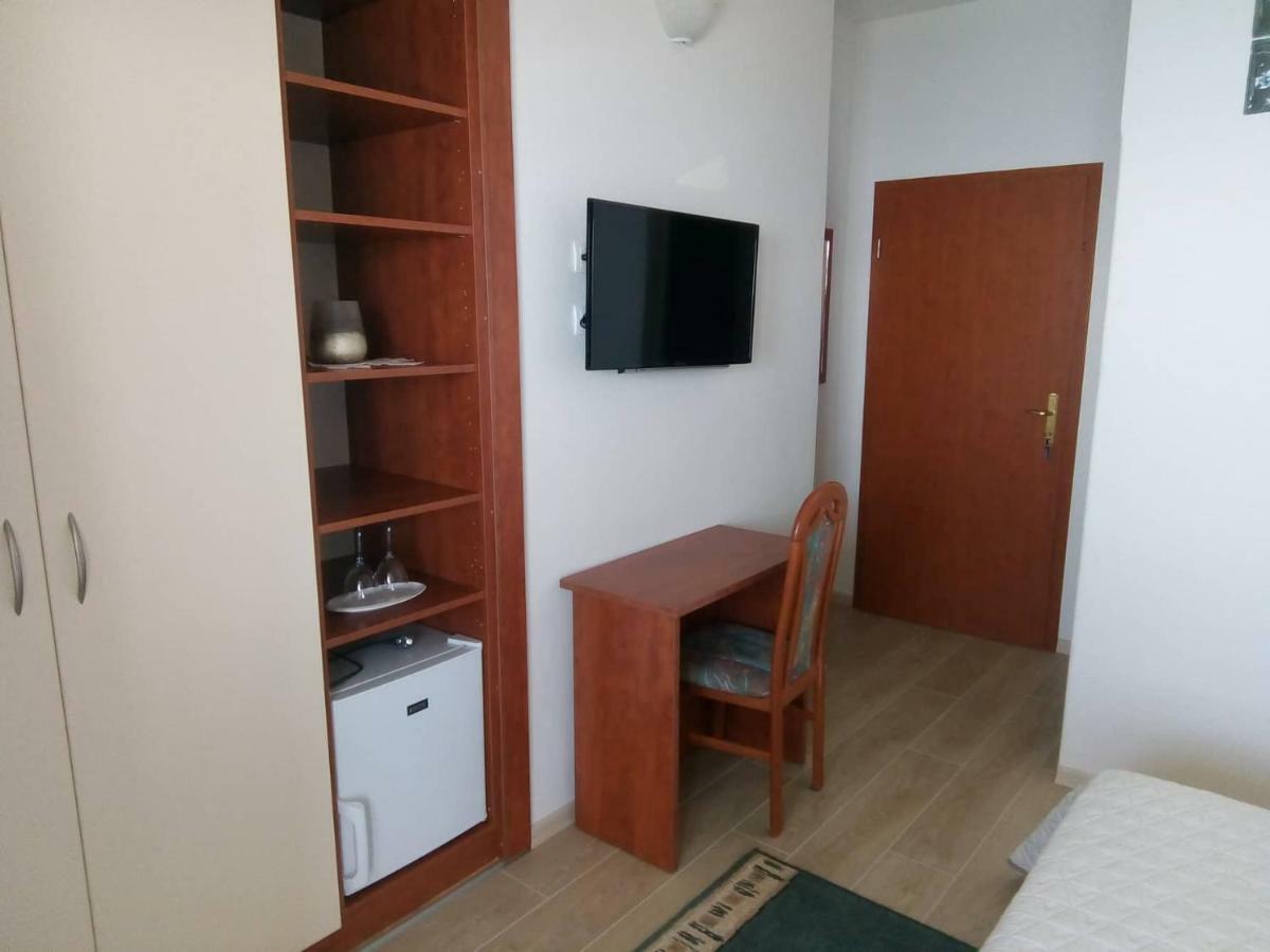Apartments And Rooms Niksa Podgora Bagian luar foto