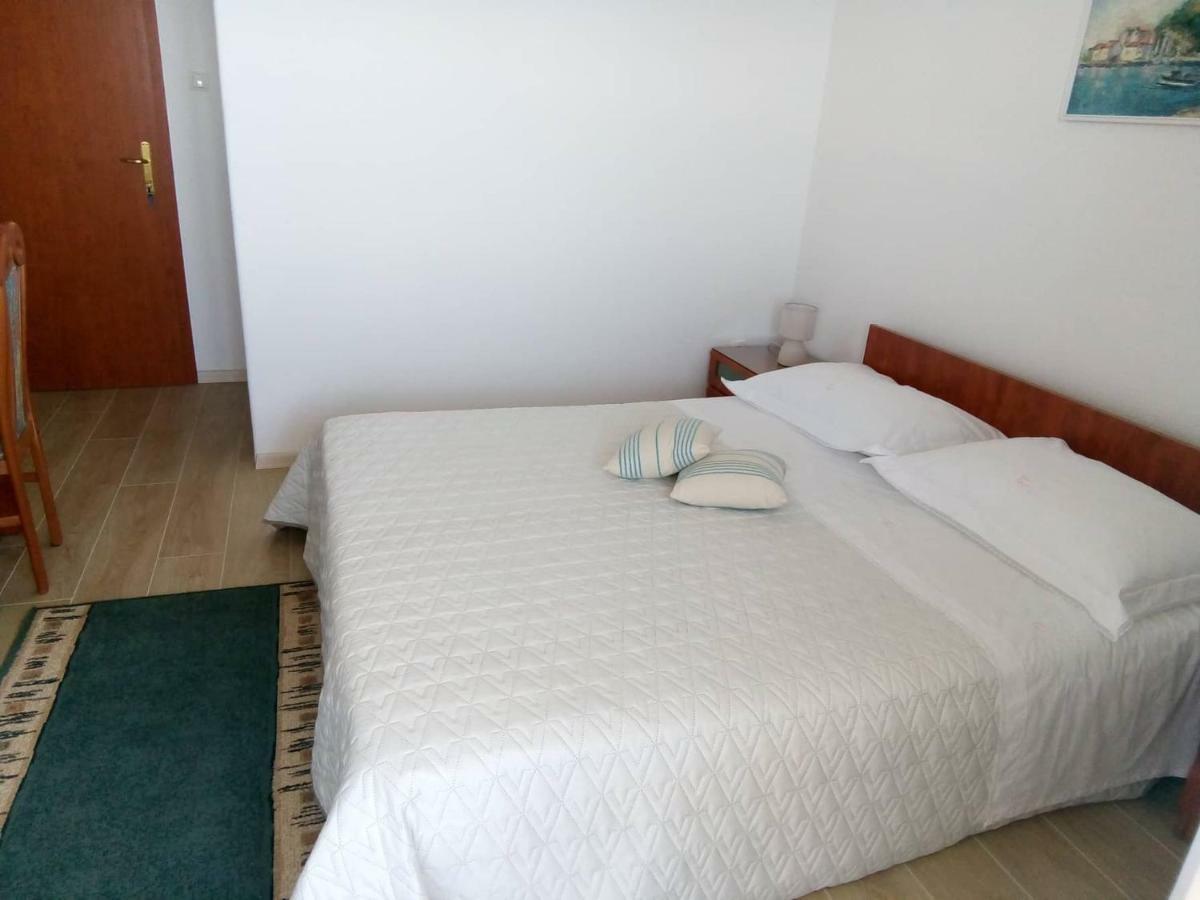Apartments And Rooms Niksa Podgora Bagian luar foto