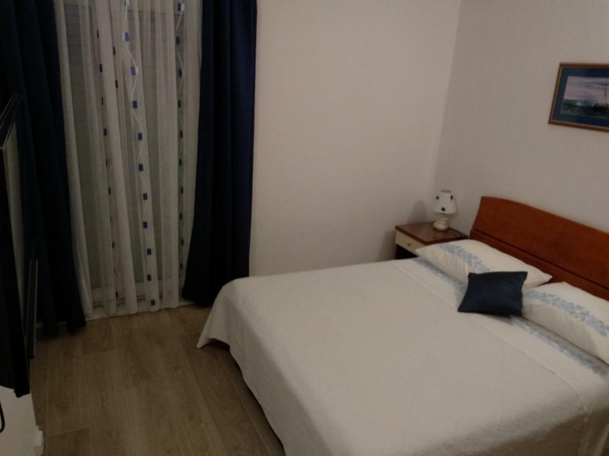 Apartments And Rooms Niksa Podgora Bagian luar foto