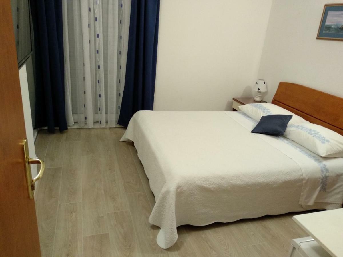 Apartments And Rooms Niksa Podgora Bagian luar foto