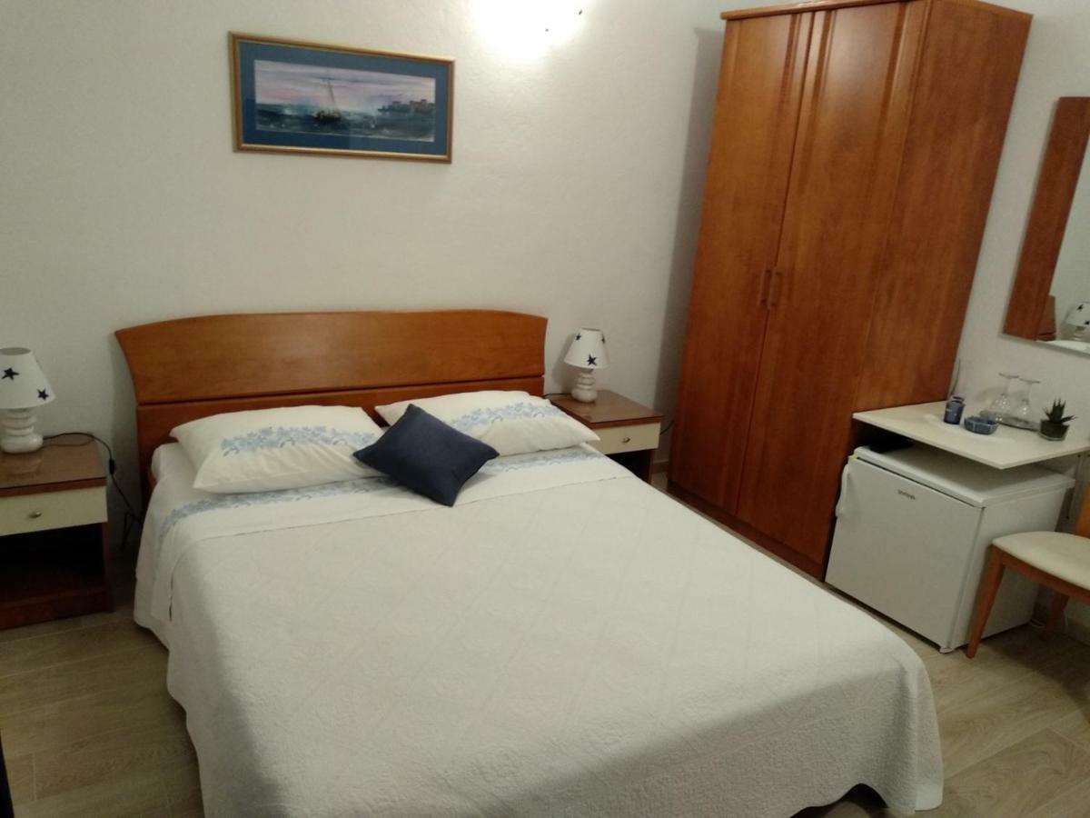 Apartments And Rooms Niksa Podgora Bagian luar foto